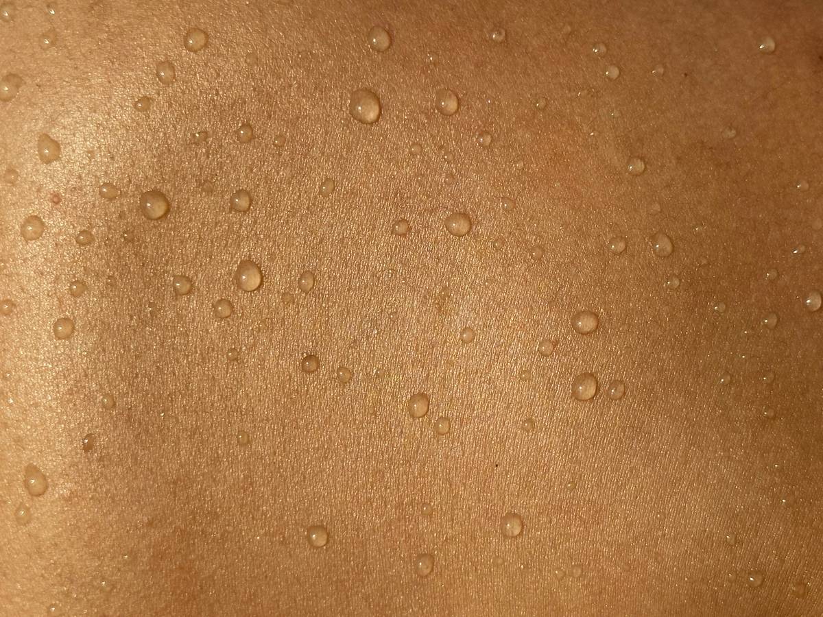 Comparison chart showing ineffective vs. effective ingredients in body oils for stretch marks and scars