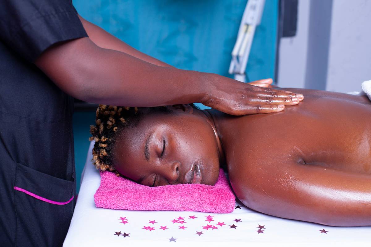 How to Use Aromatherapy Oil on Your Body: The Right (and Wrong) Ways to Glow Inside and Out