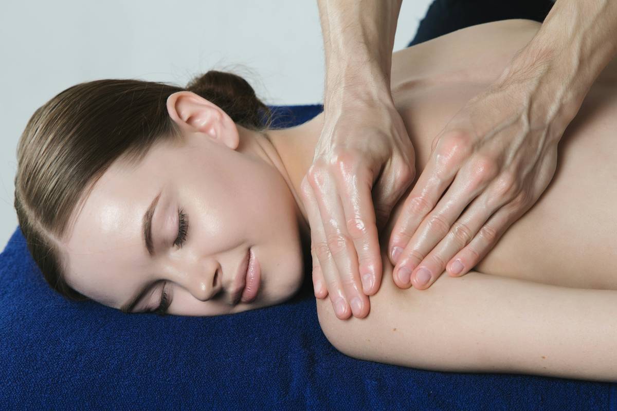 How to Use Aromatherapy Oil: Your Bio-Friendly Guide to Glowing Skin & Calm Mind